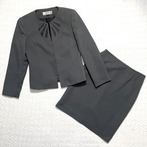 Beautiful Gray Tahari Cutout Size 2 Skirt Suit